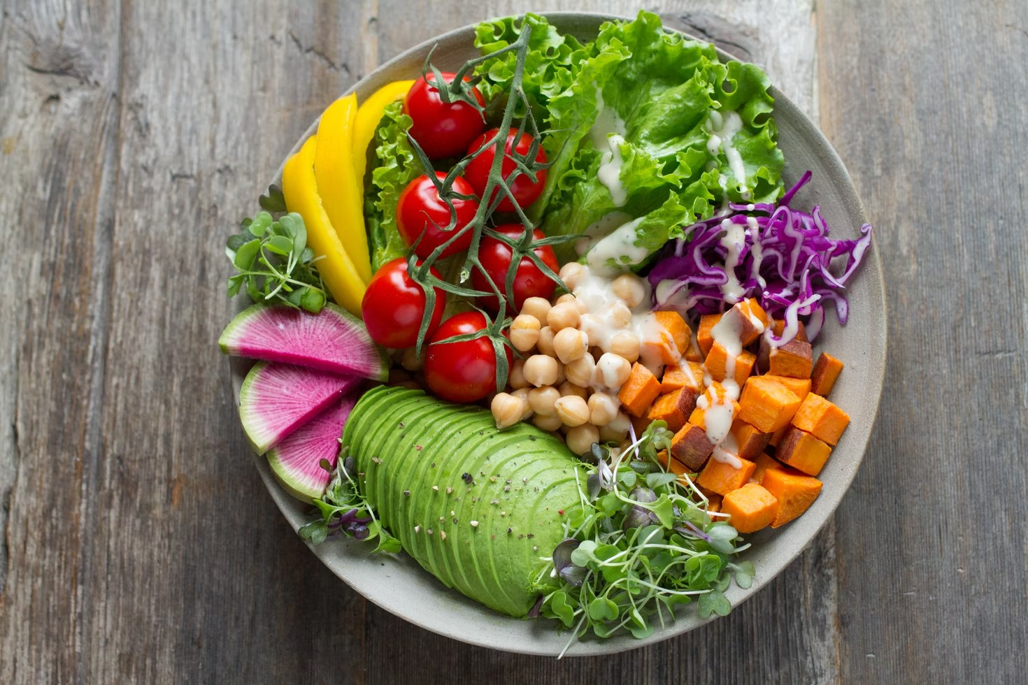 Zdrowe jedzenie pełne warzyw z diety pudełkowej